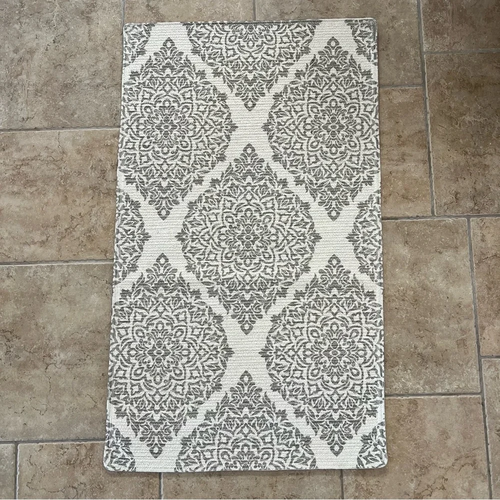 Cotton Area Rug Gray and Cream Medallion Print NWOT